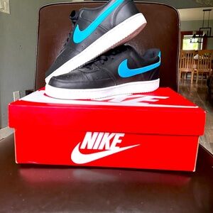 Nike vision courts size 11